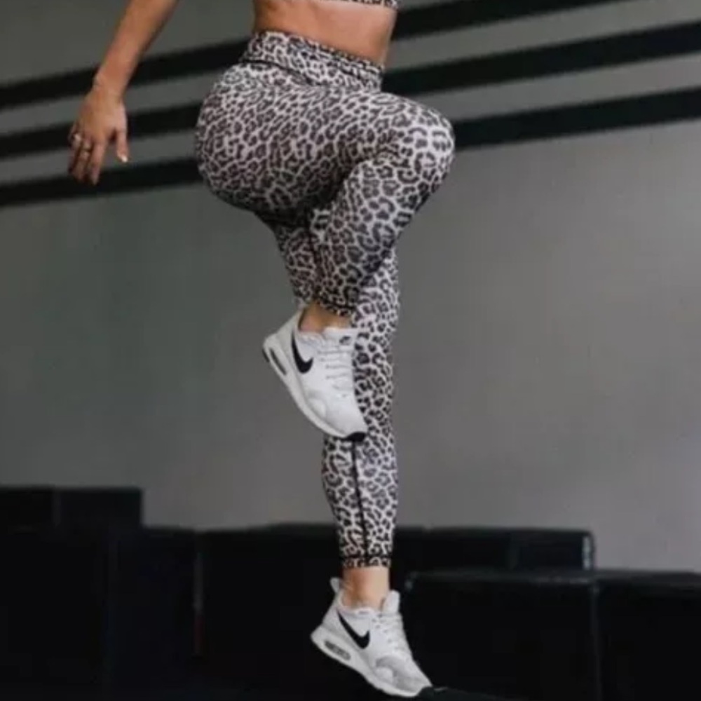ZYIA  Active Leopard Brilliant Scrunchy What Hi-Rise‎ 7/8 24” Leggings Size: 2
